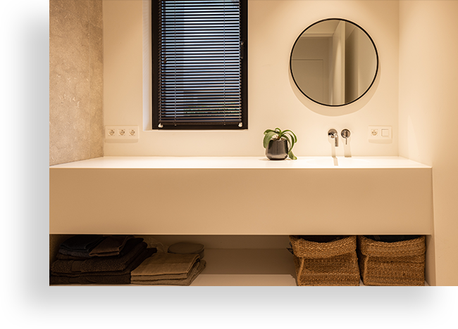Badkamer met natuursteen en houten meubel
