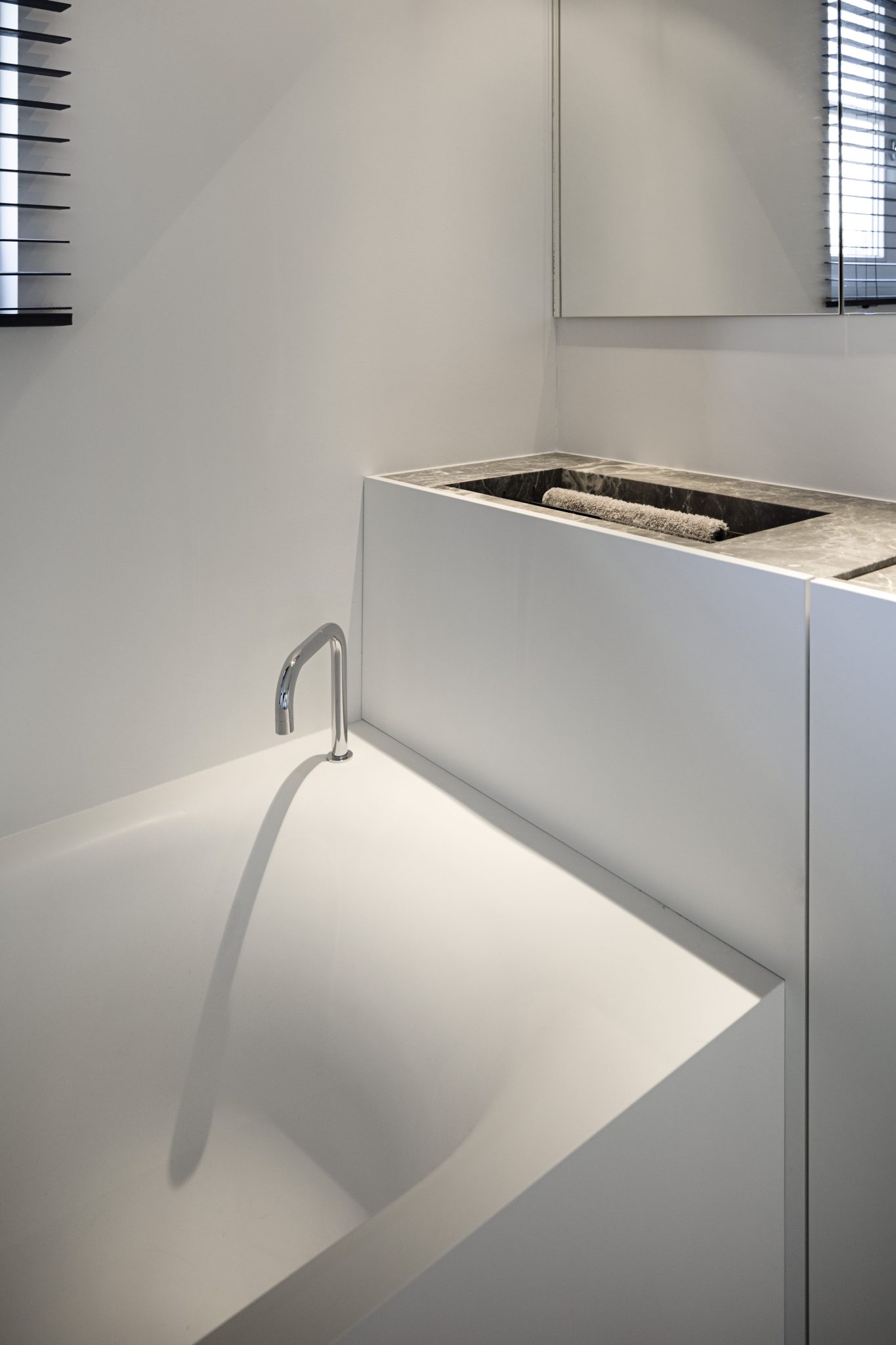 Badkamer met marmeren betegeling
